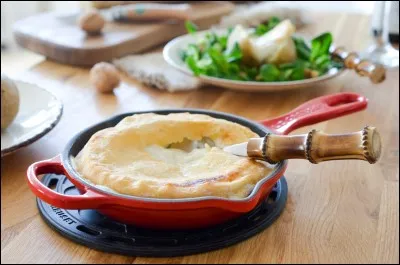 Simple à réaliser, ce sont des pommes de terre recouvertes de reblochon et passées au four :