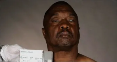 Comment est surnomm&eacute; Lonnie David Franklin Jr. : "Le ..... lugubre" ?