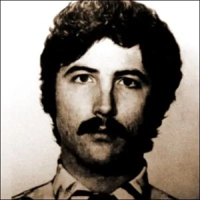 Comment est surnomm&eacute; Kenneth Bianchi : "L'&eacute;trangleur des ...." ?