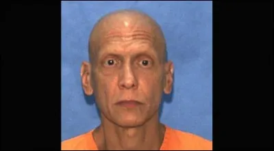 Comment était surnommé l'ancien flic devenu tueur en série Manuel Pardo Jr : "Le tueur aux ... " ?