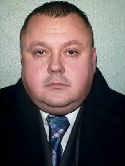 Comment est surnommé le tueur anglais Levi Bellfield : "Le tueur aux ..." ?