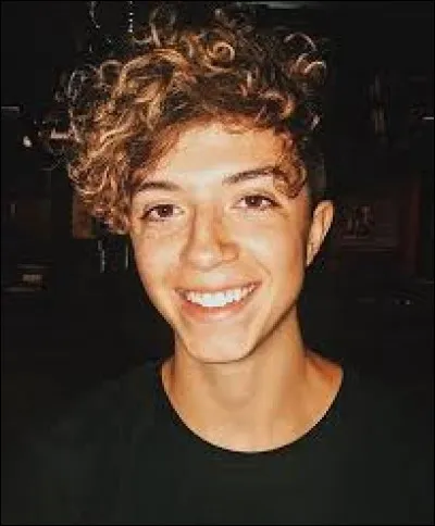 À quoi sont comparés ses cheveux bouclés ?