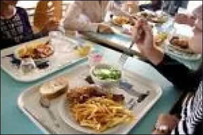 Tu es &agrave; la cantine et ton amie a un bout de salade coinc&eacute; entre les dents :