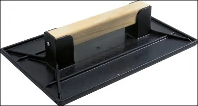 Comment s'appelle cette plaque servant à prendre et à lisser le mortier pour l'aplanir ?