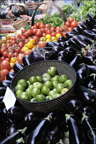 Quel plat méditerranéen est composé exclusivement de tomates et d'aubergines ?