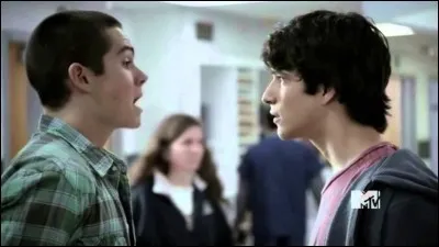 Qui a dit : "Si je te retrouve mort écrasé sous ta pile d'haltères, je récupère ta bagnole" ?