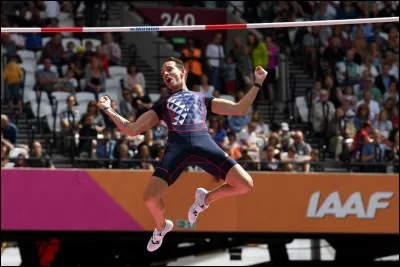 C'est après l'an 2000 que Renaud Lavillenie a battu le record du monde de saut à la perche !