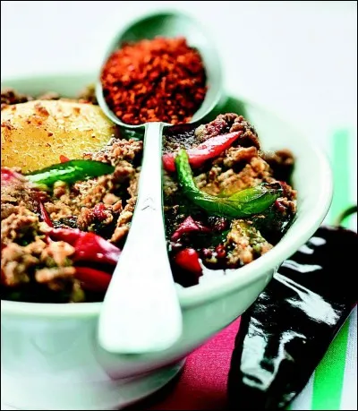 L'achoa est un plat typique de cette région. Avec quelle épice locale et bien connue est-il fabriqué ?