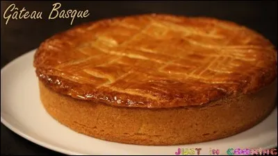 Avec quoi peut être garni le gâteau basque ?