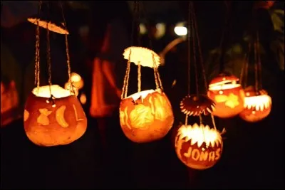 En Suisse, quel jour se promène-t-on dans les rues avec des raves creusées et éclairées par des bougies ?