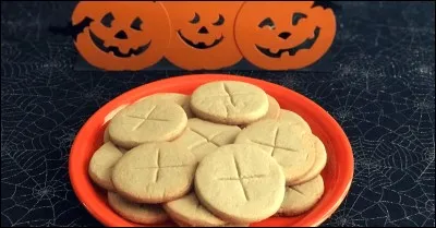 Comment sont appelés les gâteaux que les Anglais offrent aux pauvres lors d'Halloween ?