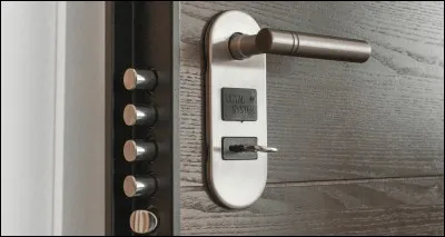 Il y a un cambrioleur. Que fais-tu?