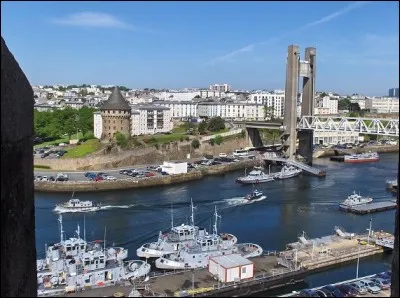 Il est bien situé au carrefour de grands courants maritimes, au fond de l'une des plus belles rades du monde, de 150 km². Première région agricole d'élevage de France, la Bretagne dispose d'un port à la mesure du développement de son économie agro-industrielle. Il est aussi à la pointe d'une riche région touristique : c'est le 1er port de plaisance breton et il dispose de deux marinas.