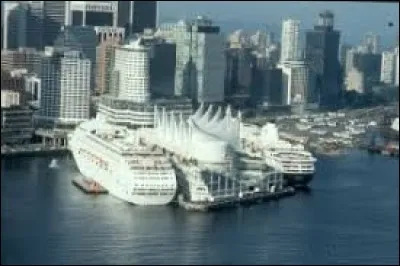 Situé dans un magnifique cadre naturel sur la côte ouest du Canada, ce port est le plus grand du pays. Il est le plus diversifié d'Amérique du Nord, et exerce dans cinq secteurs d'activités : les autos, les marchandises diverses, le vrac, les conteneurs et les croisières qui partent remonter la côte jusqu'en Alaska. La ville offre encore les pavillons de l'Exposition internationale de 1986.