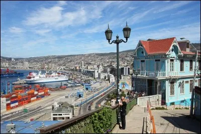 Une partie de la ville fut déclarée au patrimoine de l'Unesco en 2003. Les habitations du plus important port chilien se caractérisent par leurs variété de couleur et l'architecture, un style colonial avec d'autres styles européens dont le style victorien. '' Dans son cadre naturel en forme d'amphithéâtre, la ville se caractérise par un tissu urbain vernaculaire adapté aux collines. '' Unesco.