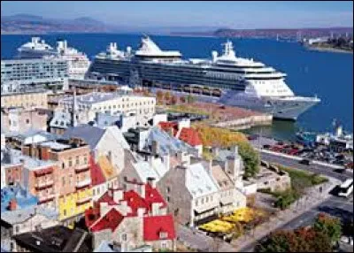 Le fleuve St-Laurent figure davantage dans la programmation des croisiéristes : entre 2000 et 2017, le nombre de visiteurs à ce port, face à l'île d'Orléans, est passé de 56 000 à plus de 200 000. Au total, il a accueilli 132 escales de navires de lignes.
On vient pour la ville d'histoire au décor romantique et sur le fleuve, on ira observer l'automne au fjord du Saguenay et y voir les baleines.