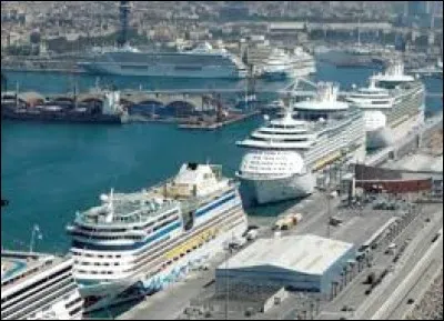 Cette superbe ville est aussi le premier port en Europe pour les croisières en Méditerranée : pas moins de 6 terminaux sont offerts aux voyageurs internationaux. Il y a un service de navette pour le centre ville, de même qu'une station de taxi, des cabines téléphoniques, des bureaux de change. En fait tout ce qu'il faut pour voyager sans soucis.
