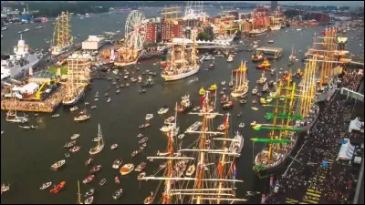 C'est l'un des premiers ports d'Europe de l'Ouest : l'histoire de la ville a toujours été relié à son port et à son commerce. Son âge d'or a été le 17e siècle et sa beauté est demeurée avec ses canaux et ses moments de calme. Son emplacement stratégique la rend facilement accessible et assure d'excellentes connexions avec tous les moyens de communication. C'est aussi un paradis pour le vélo !