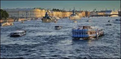 Cette belle ville, située au fond du golfe de Finlande dans la Baltique, a été bâtie par Pierre le Grand en 1703 : auparavant c'étaient des marécages. Avec les excès du régime des tsars, la ville est devenue un lieu aux somptueux palais : des efforts ont maintenant été entrepris pour ceux qui sont en ruines. Dans le port, on offre des croisières sur la Neva.Les croisiéristes y séjournent 2 nuitées