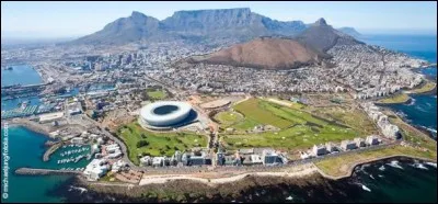 En décidant d'établir une station de ravitaillement à Cape of Storms, au XVIIe siècle, les Hollandais ont fait de la baie de la Table, la Mother City, le premier site portuaire sud-africain. Le Cape of Good Hope restera pendant 2 siècles, le seul établissement portuaire du pays. Le Fairest Cape est le seul port d'Afrique, Alexandrie mise à part, à jouir de cette renommée et de tous ces noms...