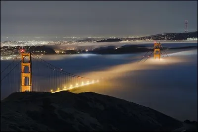 On voit que ce port, de la City by the Bay, s'étend le long de la baie éponyme, du Golden Gate Bridge à l'ouest jusqu'à Candlestick Point à l'extrémité sud-est de la ville.
Au niveau des marchandises, tous les conteneurs passent par Oakland, de l'autre côté de la baie. Le port accueille chaque année entre 60 et 80 paquebots et 200 000 passagers en route vers l'Alaska ou le Mexique.
Merci du voyage