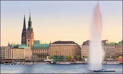 Plus grand port d'Allemagne, second d'Europe pour les conteneurs, il est situé au fond de l'estuaire de l'Elbe, à 144 km de la mer du Nord. Il a quand même été honoré de 430 329 passagers en 2012. Cette belle ville doit son existence au commerce entre autres avec la ligue hanséatique.