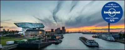 Ce dynamique port est situé à l'estuaire de l'Escaut sur la mer du Nord : il possède les 3 plus grandes écluses du monde. Il a accès par le canal Albert, à la Meuse et au-delà du Rhin : c'est l'une des portes d'entrée de l'Europe sur le rang nord-européen.
A l'abri du trafic, isolée des rues environnantes, une splendide courée du 16 siècle, le ‘Vlaeykensgang' est une oasis de calme et de beauté.