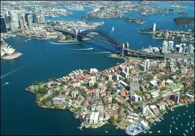 Considéré comme l'un des plus beaux ports naturels du monde, cet extraordinaire endroit possède plus de 20 km de rivages et de voies navigables.
Circular Quay est le principal quartier commercial du port : situé près du centre, il abrite le terminal du ferry en plus d'être le lieu pour les navettes des croisières portuaires, les taxis aquatiques et d'autres types de transport public.