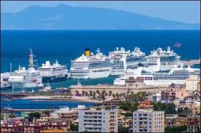 En prenant le train à Termini, la plaque tournante de la capitale, on se retrouve aux installations portuaires en 75 minutes : une navette assure la liaison entre l'embarcadère et la gare. Il y a 37 trains par jour. À Termini, on est à 45 minutes à pied de place Saint-Pierre.