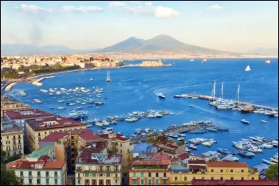 La troisième plus grande ville italienne se trouve au bord de la baie du même nom et elle est dominée par le mont Vésuve. C'est une belle cité historique et elle vous accueillera dans une agréable ambiance méditerranéenne : vous pourrez déambuler dans d'étroites ruelles datant de l'époque romaine. J'ai trouvé que même au cœur de l'été, le climat y était agréable.