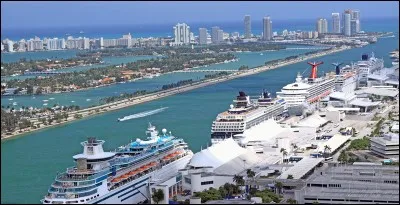 Ce port est très populaire pour le départ de croisières dans les Bahamas et les Caraïbes. C'est un transfert très court avec l'aéroport (MIA) ou l'autre de Fort Lauderdale (FLL) : ce port est accessible par un pont à partir du centre-ville ou par un tunnel qui le relie directement à l'autoroute. Les indications vous mènent vers votre bateau, qui vous attend : des vacances de tout repos !