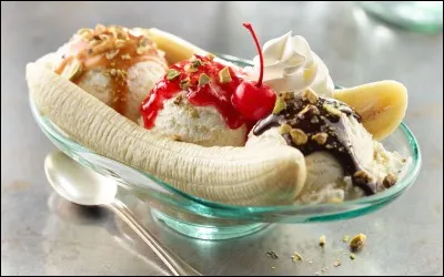 Traditionnellement, le banana split est composé d'une banane et de trois boules de glaces aux parfums différents. Quel est l'intrus ?