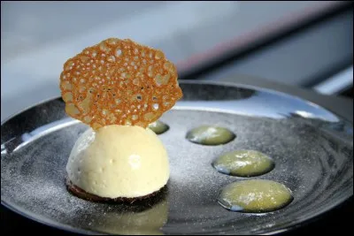 Quel est le nom de ce dessert glacé à base de crème fraîche et d'ufs et d'un élément donnant le parfum (alcool, purée de fruits frais ou secs, vanille...) ?