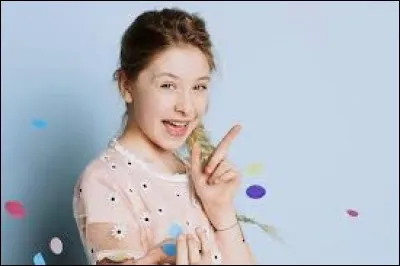 Comment s'appelle la fille qui a fait partie du premier groupe Kids United ?