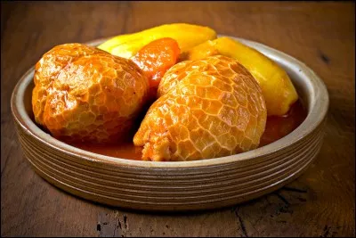 Dans la recette du tripou, dans quoi est roulé la farce ?