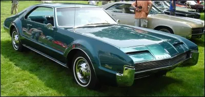 Nous sommes face à un gros coupé typique des années 60. Ce coupé rivalisait avec les Ford Thunderbird, les Buick Riviera. Comment se nomme ce coupé ?