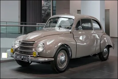 Remontons le temps. Nous sommes toujours avec une voiture allemande. Cette voiture a porté le nom de "DKW F89", quel est son autre nom ?