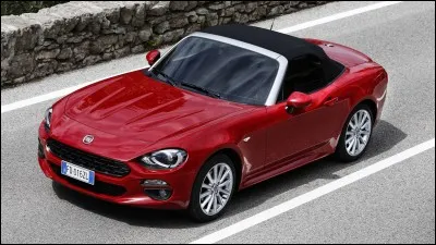 Encore un roadster. Celui-ci est italien et s'inspire de son ancêtre, la 124 Sport Spider. Quelle est cette voiture ?