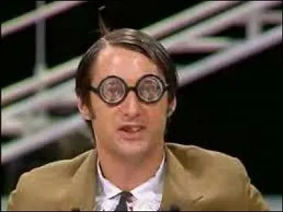 Quel est le nom du journal fictif qui emploie Gérard Languedepute ?