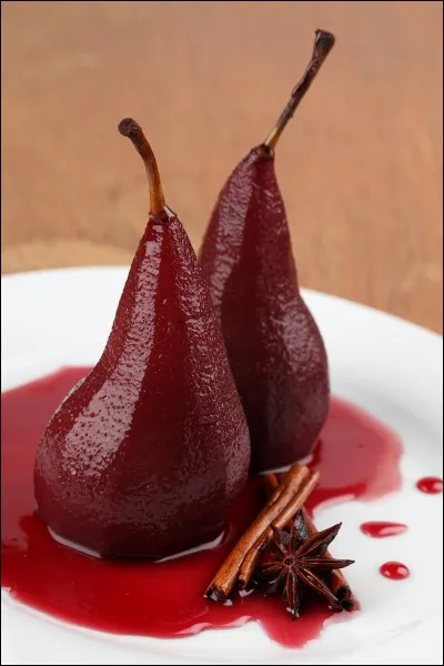 Comment est la poire pochée dans du vin rouge aromatisé à la cannelle et clous de girofle ?