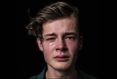 Le gar&ccedil;on qui passait son temps &agrave; te faire des croche-pieds en primaire vient te voir en pleurant pour te demander de l'aide :