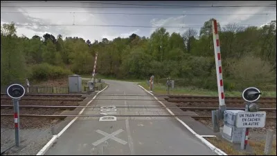 Tu arrives devant un passage à niveau, la barrière s'abaisse devant toi ! Que fais tu?