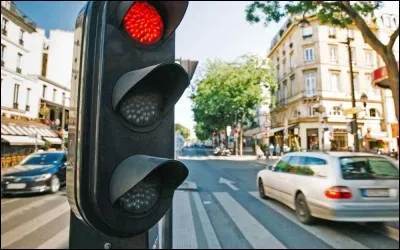 Tu roules en centre ville, le feu passe au rouge ! Que fais-tu ?