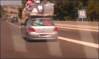 Tu pars en vacances et tu te fais arrêter par les gendarmes parce que ta voiture est trop chargée ! Que fais-tu ?