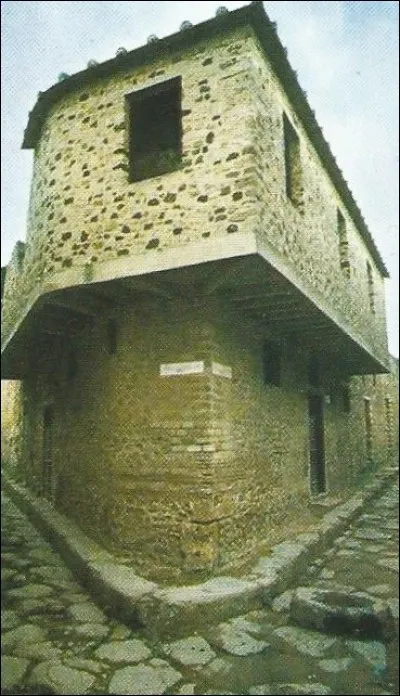 Ce bâtiment de Pompéi était...