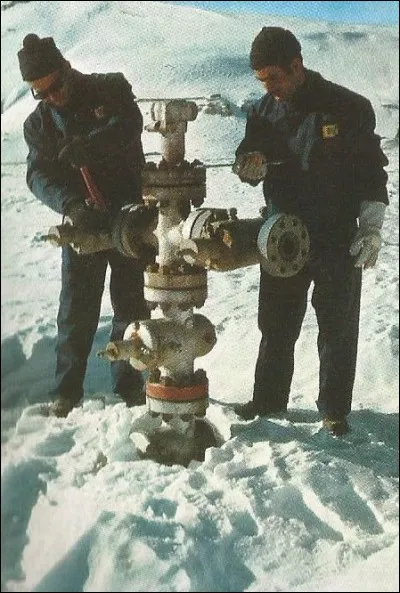 Quel nom porte cet appareil que branchent deux techniciens sur un puits de production de pétrole ?