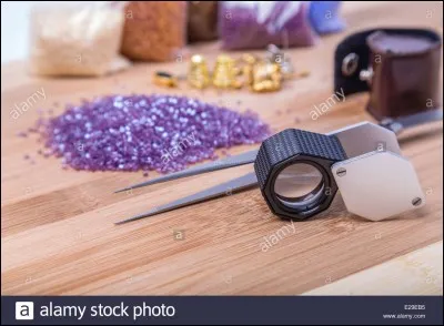 Qui est un spécialiste des pierres précieuses ?