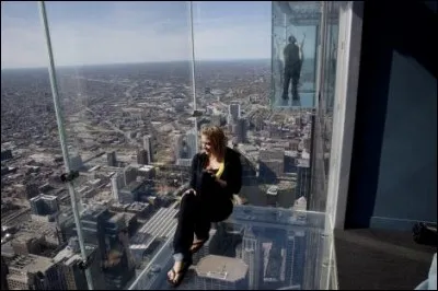 Les balcons de verre en saillie à 412 m au 103e de l'ancienne Sears Tower à Chicago sont fort exceptionnels : vous avez une vue sur 80 km incomparables, du lac Michigan et du centre-ville. On peut y voir 4 États américains. Il y a moyen de réserver ces espaces pour un déjeuner de bureau et même pour les mariages, comme un saut dans le vide :