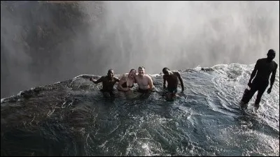 Cela doit être parmi les lieux les plus spéciaux pour se baigner au monde, soit une piscine naturelle au bord des chutes Victoria entre le Zimbabwe et la Zambie.
Vous pouvez, si le diable vous tente, faire cette expérience et même prendre des selfies ; mais prudence, pour ne pas vous retrouver 110 m plus bas, n'aller y nager que lorsque le courant est faible :