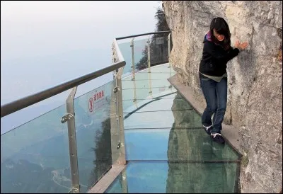 Enfilez vos chaussons et partons pour une randonnée de 100 m de long pour 1,6 m de large : c'est une toute petite promenade dans un voyage en Chine. Ce qui soutient la passerelle de verre est fait d'acier inoxydable et de béton. Trois couches de verre feuilleté de 3,2 cm d'épaisseur forment l'invisible sol. Une de ces dalles de verre peut supporter le poids de 10 adultes :